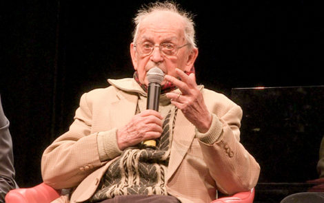 Le déporté Jean Villeret au micro lors d'un témoignage au public.