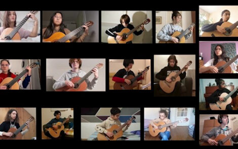 Un collage d'images montrant des jeunes ados jouant de la guitare, chez eux.