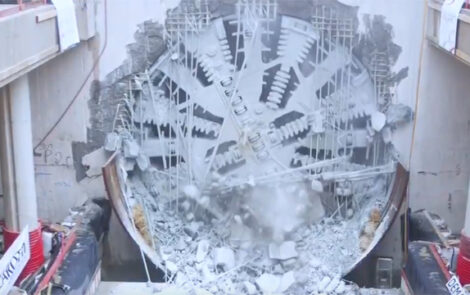 Foreuse géante en action, creusant un tunnel ferroviaire souterrain.