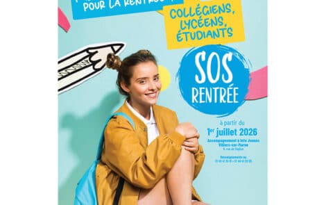 Jeune étudiante souriante pour la rentrée des classes.