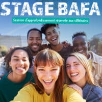 Trois jeunes hommes et trois jeunes femmes souriant lors d'un selfie.