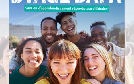 Trois jeunes hommes et trois jeunes femmes souriant lors d'un selfie.