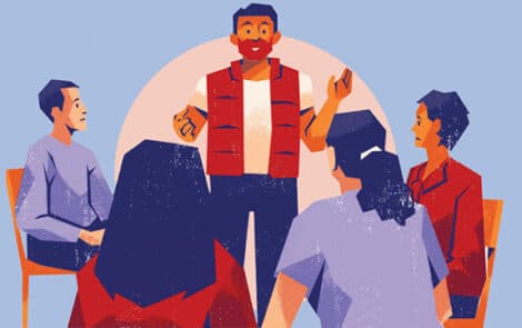 Un groupe de 4 personnes assises et écoutant attentivement un animateur.