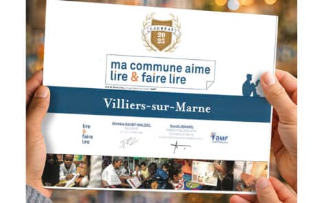 Mains tenant le diplôme du label "Ma commune aime lire et faire lire".