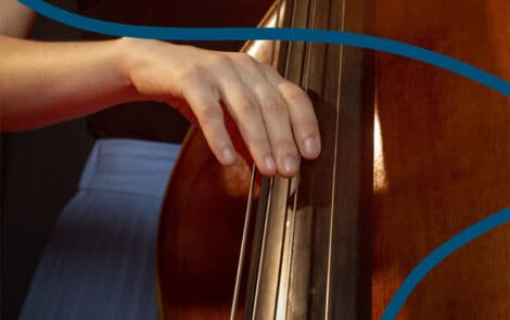Main de musicien jouant de la contrebasse.