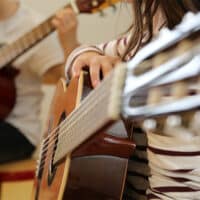 Gros plan sur deux guitares lors d'un cours d'apprentissage.