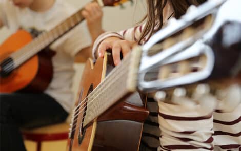 Gros plan sur deux guitares lors d'un cours d'apprentissage.