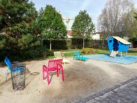 Aire de jeux et bancs.