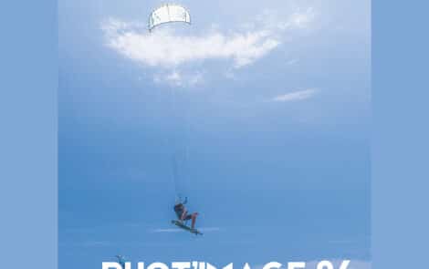 Parachutiste évoluant dans le ciel.