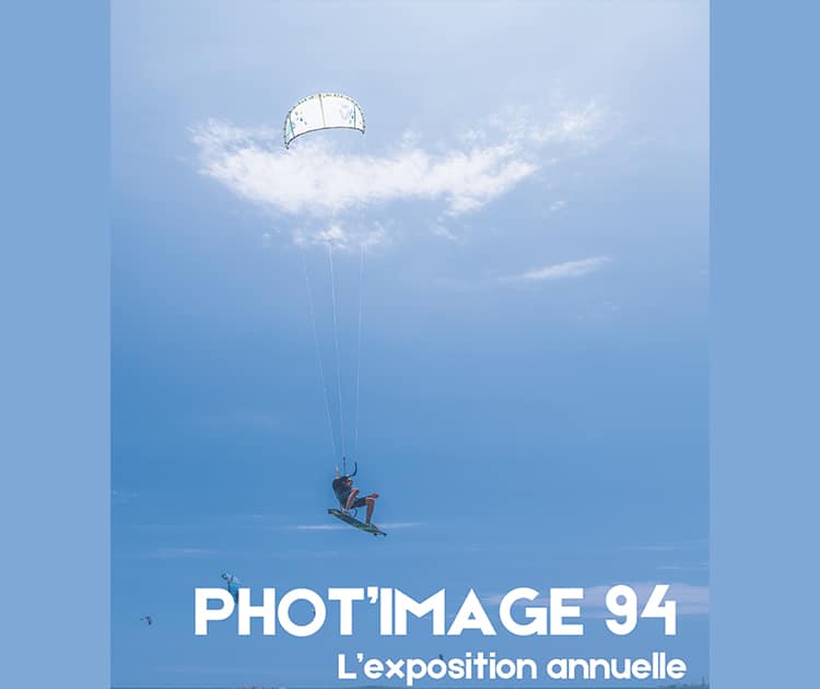 Parachutiste évoluant dans le ciel.