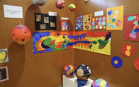Exposition d'objets et de dessins à la peinture.