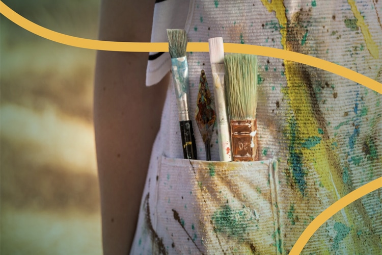 Des pinceaux de peintures dans une poche.