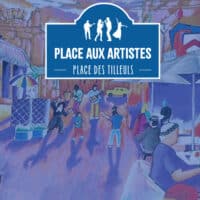 Illustration d'une place animée avec des passants, des musiciens et des clients assis en terrasse.