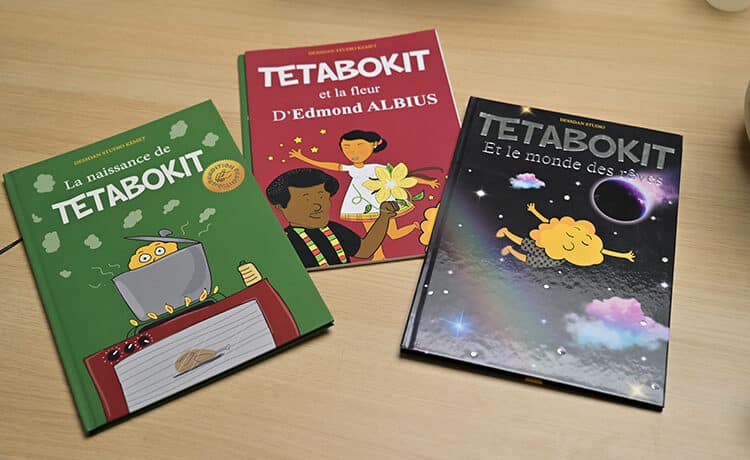 Trois exemplaires de Tetabokit posés sur un bureau.