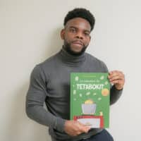 Danick Lator, aka Dessdan, tient dans ses mains un exemplaire de Tetabokit.