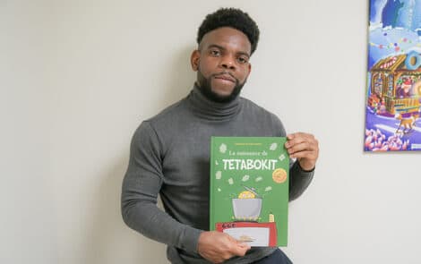 Danick Lator, aka Dessdan, tient dans ses mains un exemplaire de Tetabokit.