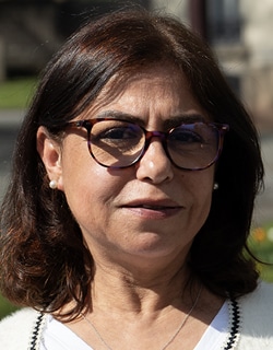 Photo portrait de Yasmina Benbelkacem.
