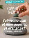 Main féminine posant un galet vert sur trois galets gris empilés.