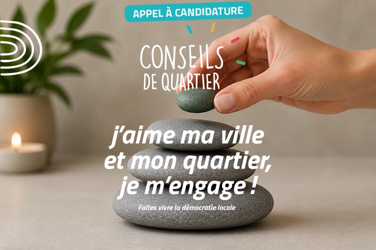 Main féminine posant un galet vert sur trois galets gris empilés.