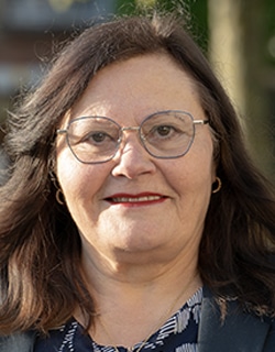 Photo portrait d'Évelyne Dorizon.