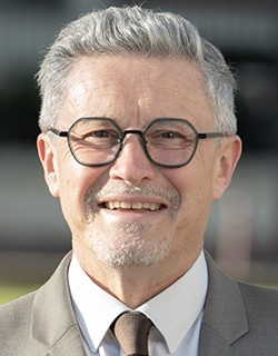 Photo portrait de Philippe Bonvié.