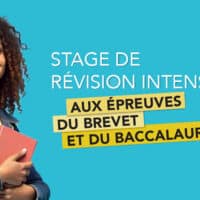 Une jeune fille souriante et tenant un livre, se prépare à suivre un stage de révision intensif.