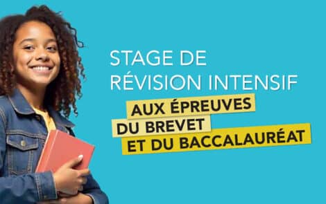 Une jeune fille souriante et tenant un livre, se prépare à suivre un stage de révision intensif.