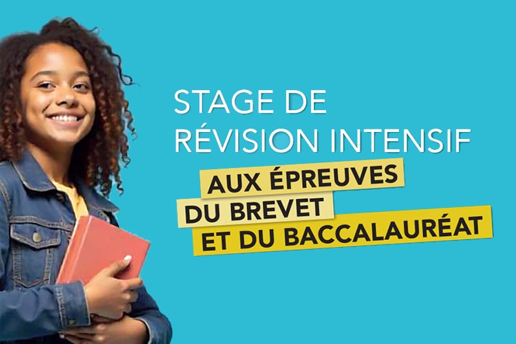 Une jeune fille souriante et tenant un livre, se prépare à suivre un stage de révision intensif.