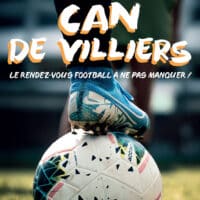 Un footballeur met son pied sur le ballon.