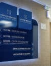 Signalétique murale des spécialités du centre médical.