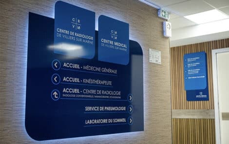 Signalétique murale des spécialités du centre médical.