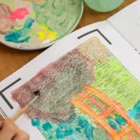 Un enfant fait de la peinture.