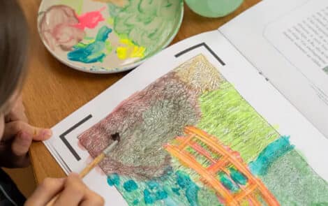 Un enfant fait de la peinture.