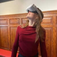 Une femme porte un casque de réalité virtuelle.