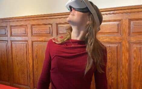 Une femme porte un casque de réalité virtuelle.