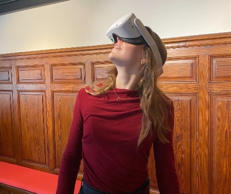 Une femme porte un casque de réalité virtuelle.