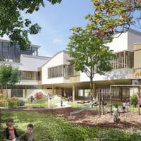 Enfants jouant dans la cour végétalisée de l'école.
