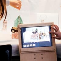Deux enfants créent une scène en stop-motion.