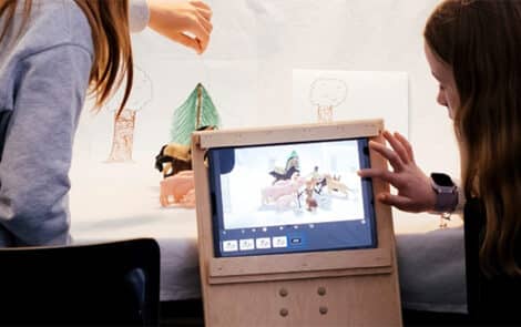 Deux enfants créent une scène en stop-motion.