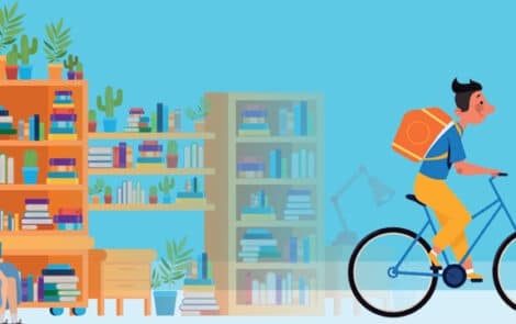 Un cycliste livre des bouquins une personne assise au pied d'une bibliothèque, livre en main.