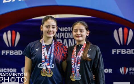 Deux jeunes championnes de badmington.