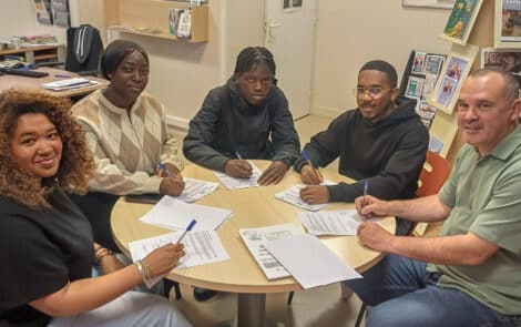 Personnes asisses autour d'une table et formant u groupe de travail.