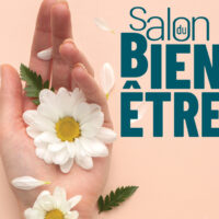 Une main recouverte de fleurs.