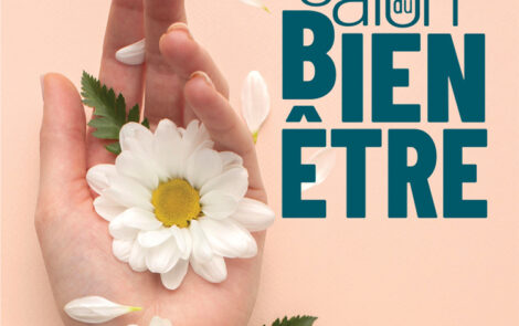 Une main recouverte de fleurs.