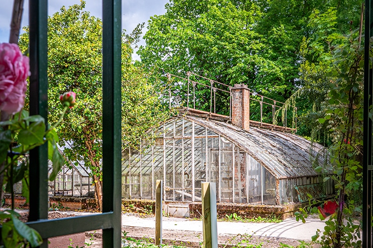 Vue sur une serre des jardins de la Villa Michot.