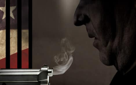 Un pistolet fumant pointé vers Al Capone, de profil.