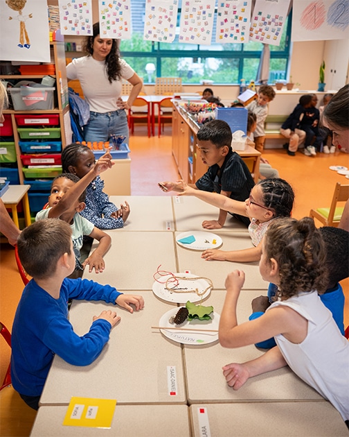 Enfants lors d'un atelier à l'école Perrault.