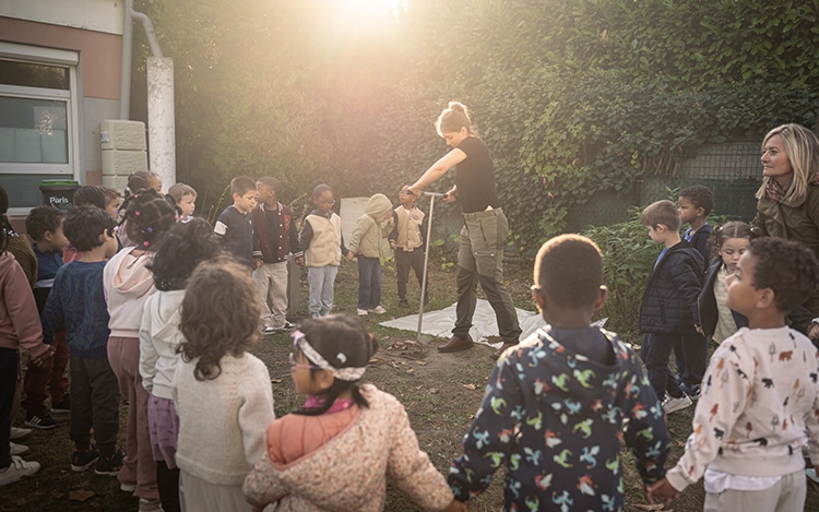 Enfants lors d'un atelier à l'école Perrault.
