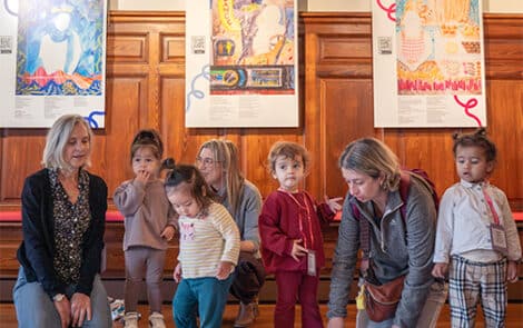 Des enfants participent à des activités au sein du musée.