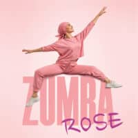 Une femme danse au rythme de la zumba.